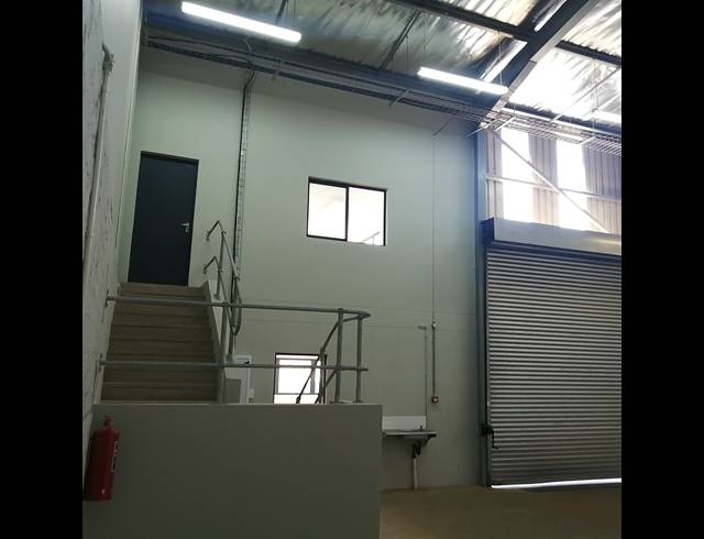 580M² WAREHOUSE TO LET IN WATERFALL